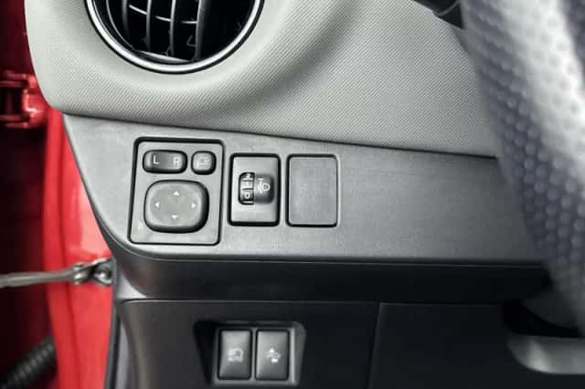 Toyota Yaris (2016) thumbnail 25