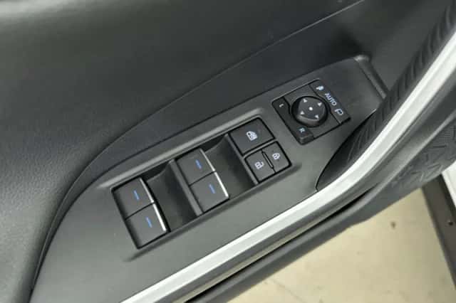 Toyota RAV4 (2022) thumbnail 19
