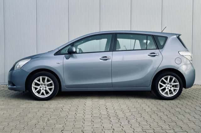 Toyota Verso (2010) thumbnail 2