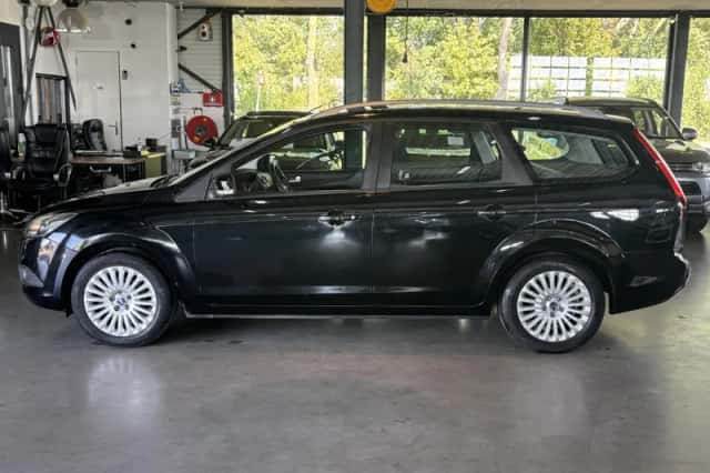 Ford Focus (2010) thumbnail 2