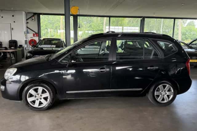 Kia Carens (2008) thumbnail 3