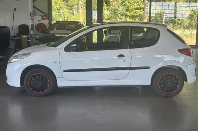 Peugeot 206 (2012) thumbnail 2