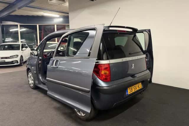 Peugeot 1007 (2006) thumbnail 4
