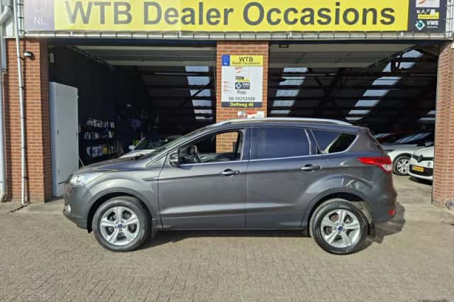 Ford Kuga (2015) thumbnail 2