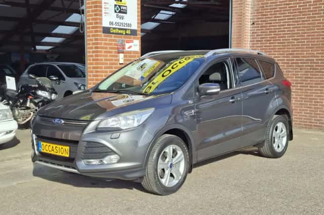 Ford Kuga (2015) thumbnail 3