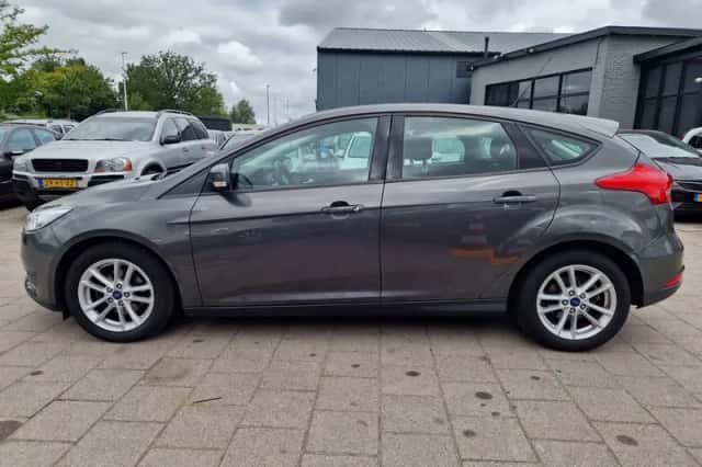 Ford Focus (2016) thumbnail 3