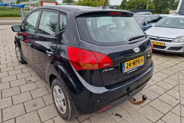 Kia Venga (2010) thumbnail 4