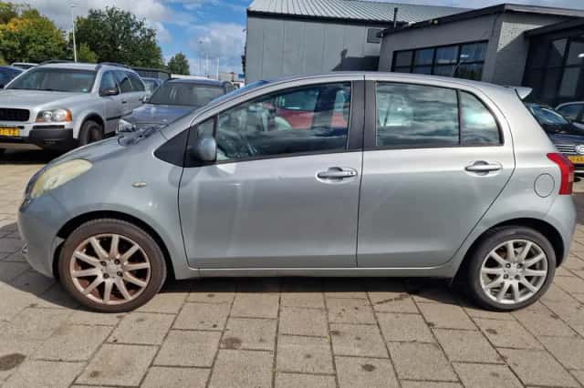 Toyota Yaris (2008) thumbnail 3