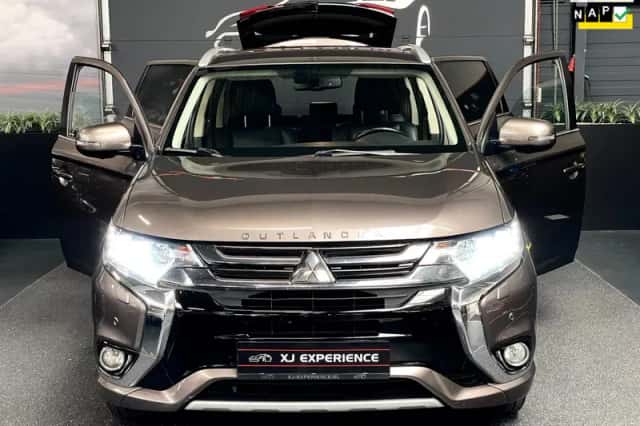 Mitsubishi Outlander (2015) thumbnail 1