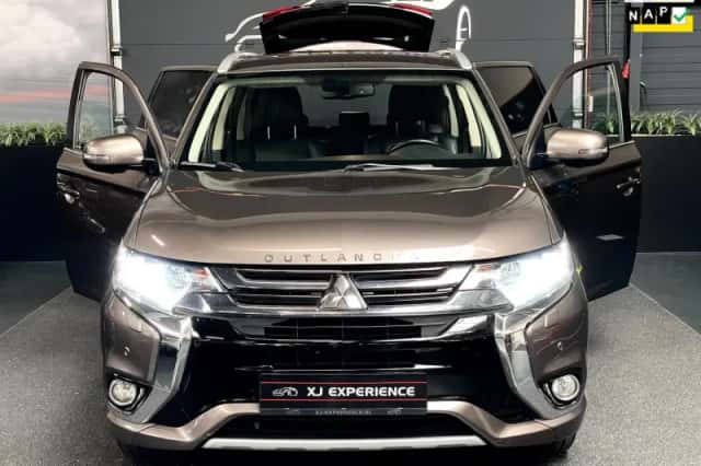 Mitsubishi Outlander (2015) thumbnail 2