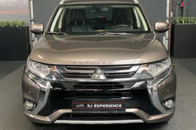 Mitsubishi Outlander (2015) thumbnail 3