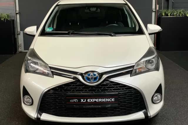 Toyota Yaris (2016) thumbnail 3