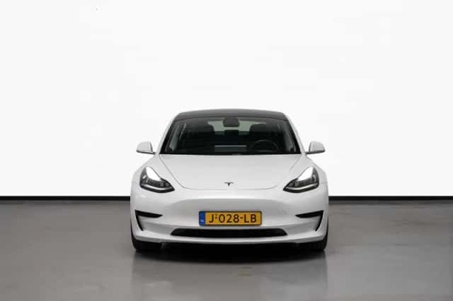 Tesla Model 3 (2020) thumbnail 2