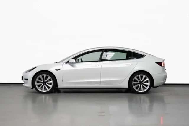 Tesla Model 3 (2020) thumbnail 3