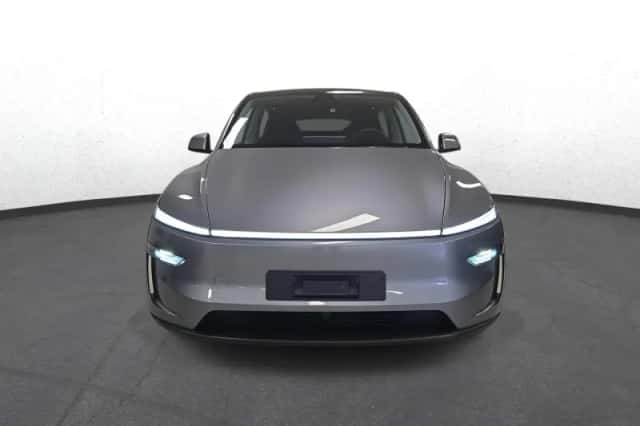 Tesla Model Y (2025) thumbnail 3