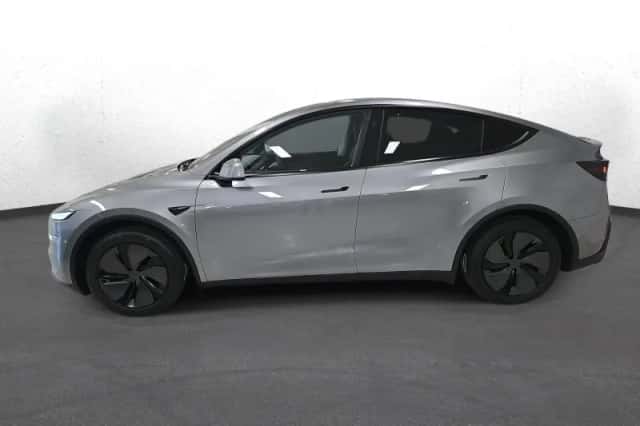 Tesla Model Y (2025) thumbnail 4