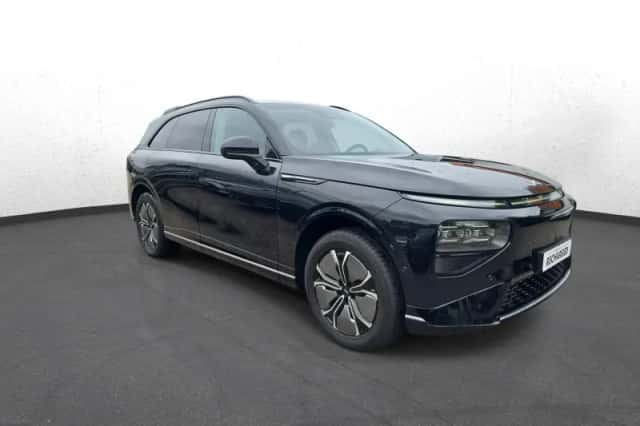 XPENG G9 (2023) thumbnail 2