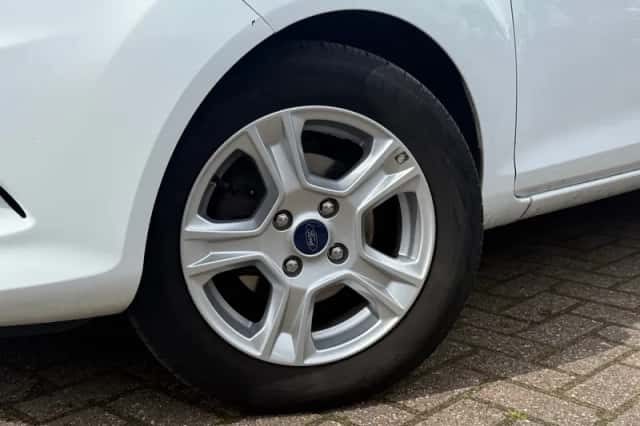 Ford Fiesta (2009) thumbnail 2