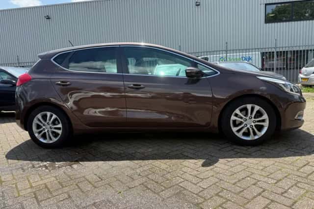 Kia Cee'd (2012) thumbnail 2