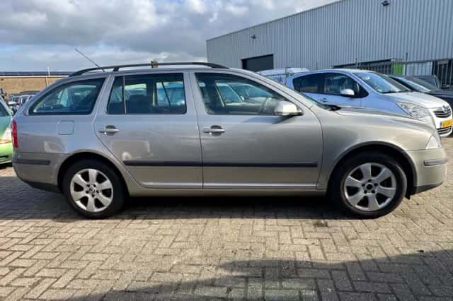 Škoda Octavia (2008) thumbnail 5