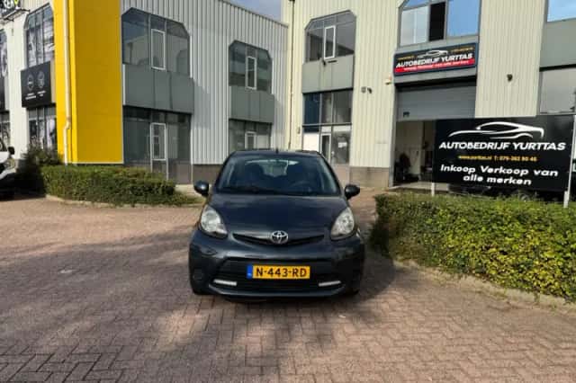 Toyota Aygo (2013) thumbnail 2