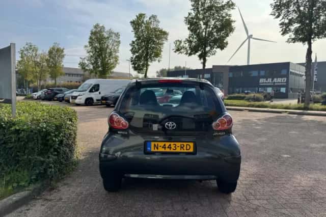 Toyota Aygo (2013) thumbnail 3