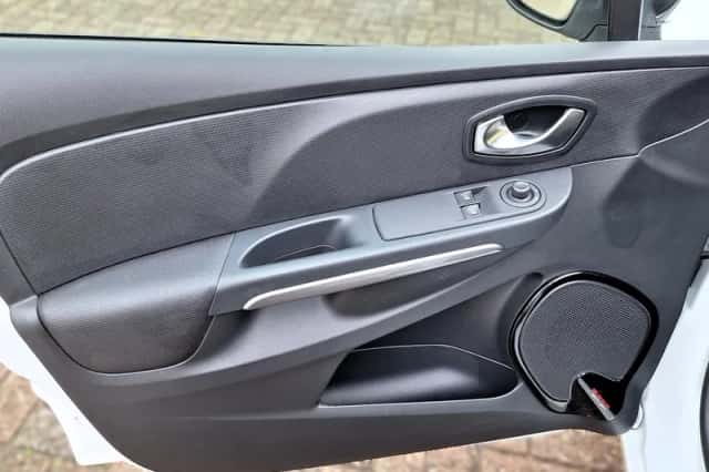 Renault Clio (2015) thumbnail 6