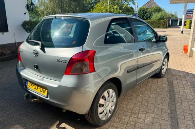 Toyota Yaris (2006) thumbnail 3