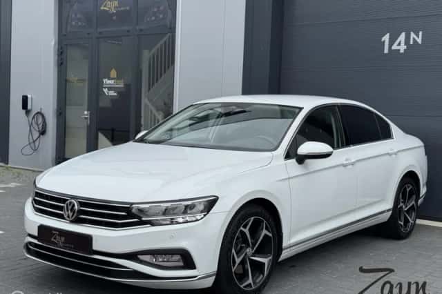 Volkswagen Passat (2019) thumbnail 1