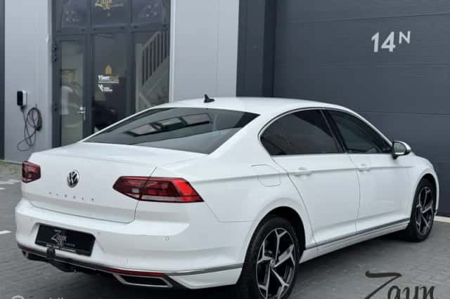 Volkswagen Passat (2019) thumbnail 2