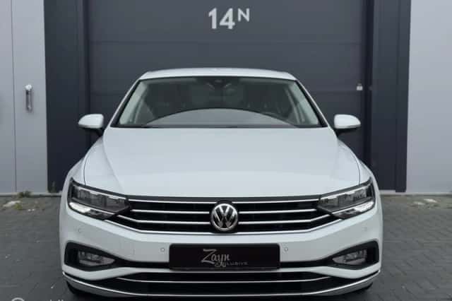 Volkswagen Passat (2019) thumbnail 5