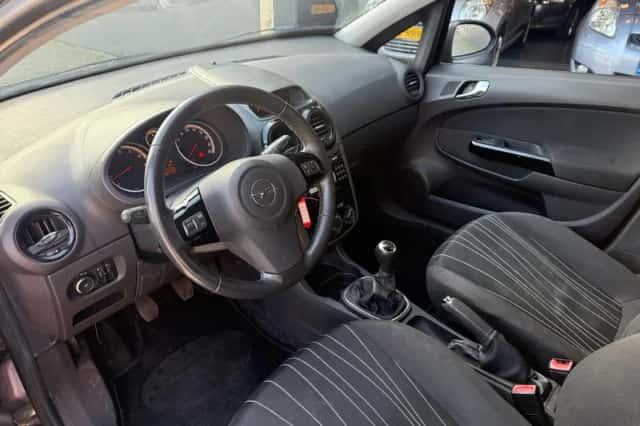 Opel Corsa (2010) thumbnail 3