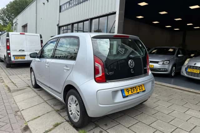 Volkswagen Up! (2015) thumbnail 6
