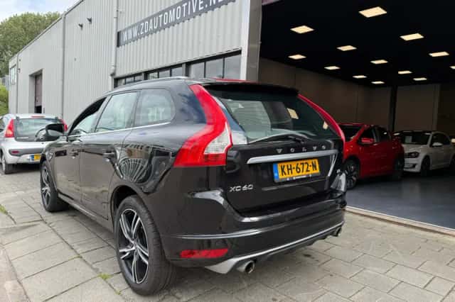 Volvo XC60 (2016) thumbnail 3