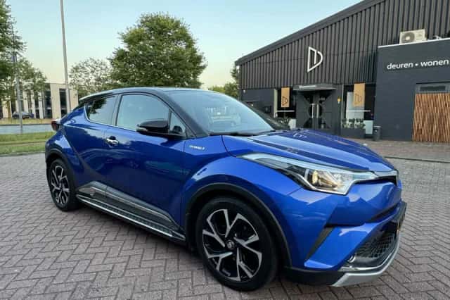 Toyota C-HR (2018) thumbnail 2
