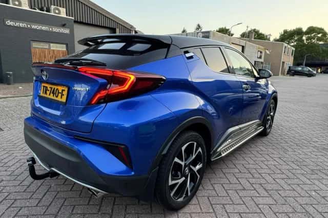 Toyota C-HR (2018) thumbnail 3