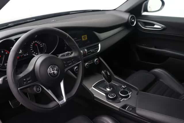 Alfa Romeo Giulia (2019) thumbnail 4