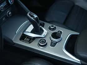 Alfa Romeo Stelvio (2022) thumbnail 32