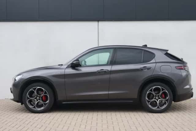 Alfa Romeo Stelvio (2024) thumbnail 4
