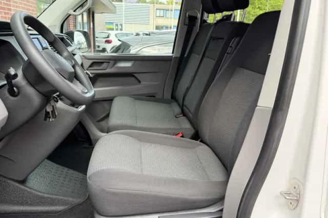 Volkswagen Transporter (2023) thumbnail 2