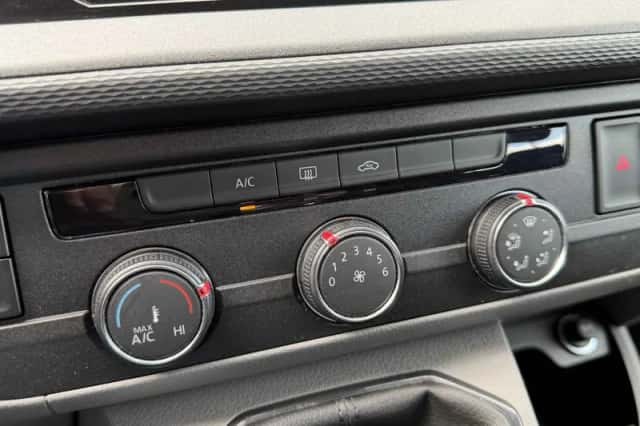 Volkswagen Transporter (2023) thumbnail 4