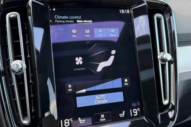 Volvo XC40 (2023) thumbnail 4