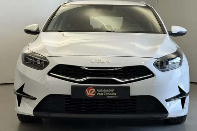Kia Ceed (2022) thumbnail 2