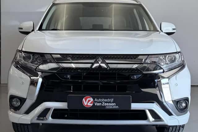 Mitsubishi Outlander (2018) thumbnail 2