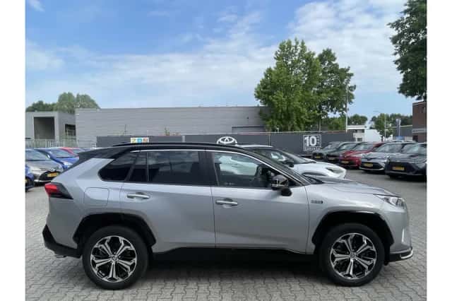 Toyota RAV4 (2021) thumbnail 2