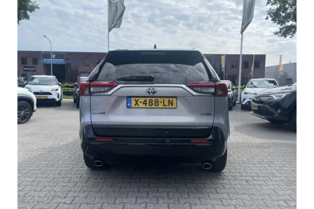 Toyota RAV4 (2021) thumbnail 5