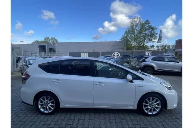 Toyota Prius (2017) thumbnail 2