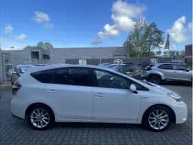 Toyota Prius (2017) thumbnail 2