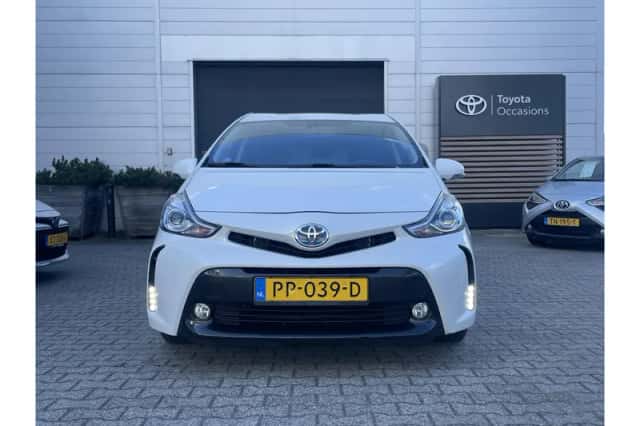Toyota Prius (2017) thumbnail 3