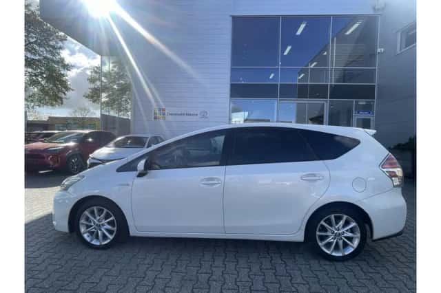 Toyota Prius (2017) thumbnail 4